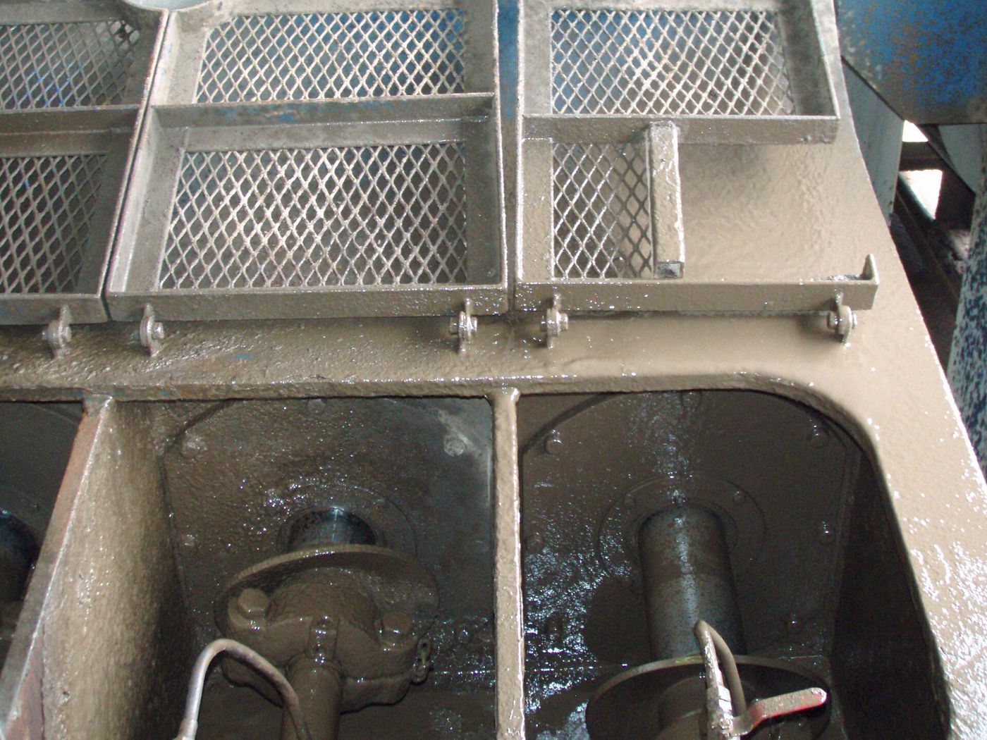 Drilling fluid in the tanks under the shaker screens