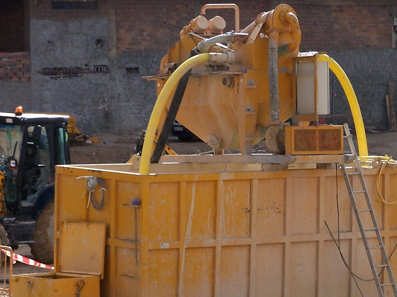 A bentonite slurry tank with a desander on a diaphragm-wall site