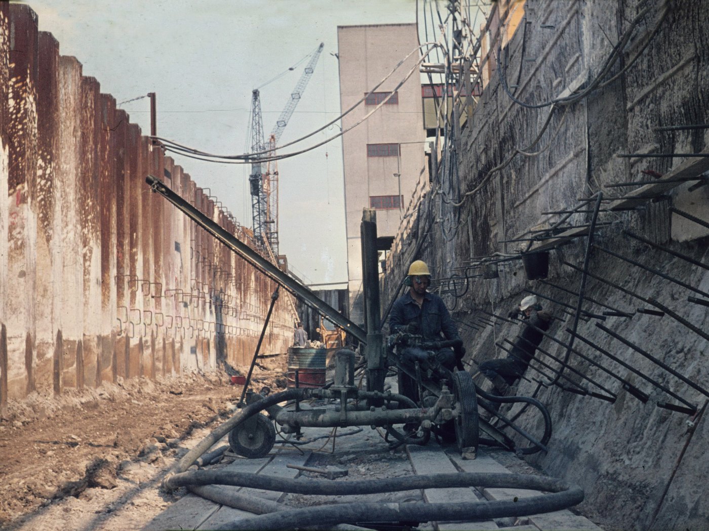 Drilling and injection work against the chamber wall of a canal lock