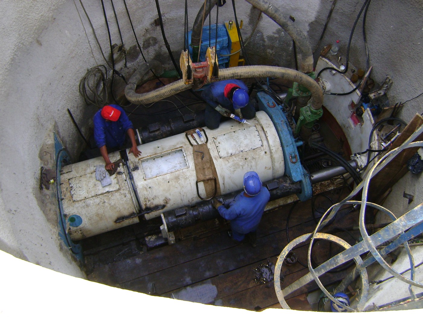 Microtunnelling machine in a launch shaft